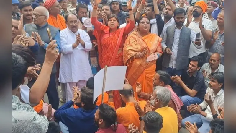 Video: हजारों लोग स्टेशन पर बैठकर पढ़ने लगे हनुमान चालीसा, दिखा अद्भुत नजारा, जानें पूरा मामला