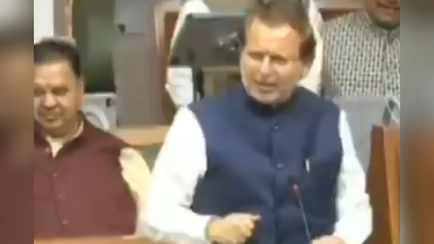 गोबर से लेकर जलेबी… अपने ही पार्टी पर बरसे विधायक जी, Video देखें