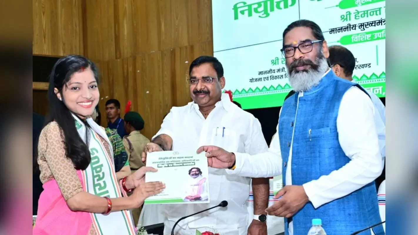 Hemant Soren Gift: झारखंड में होगी बंपर बहाली, ट्रेनिंग ऑफिसर्स को नियुक्ति पत्र की सौगात देकर बोले सीएम हेमंत सोरेन