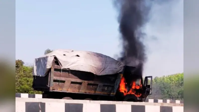होली के दिन टाटा-रांची हाईवे पर धू-धू कर जला कोयला लदा हाइवा, देखें Video
