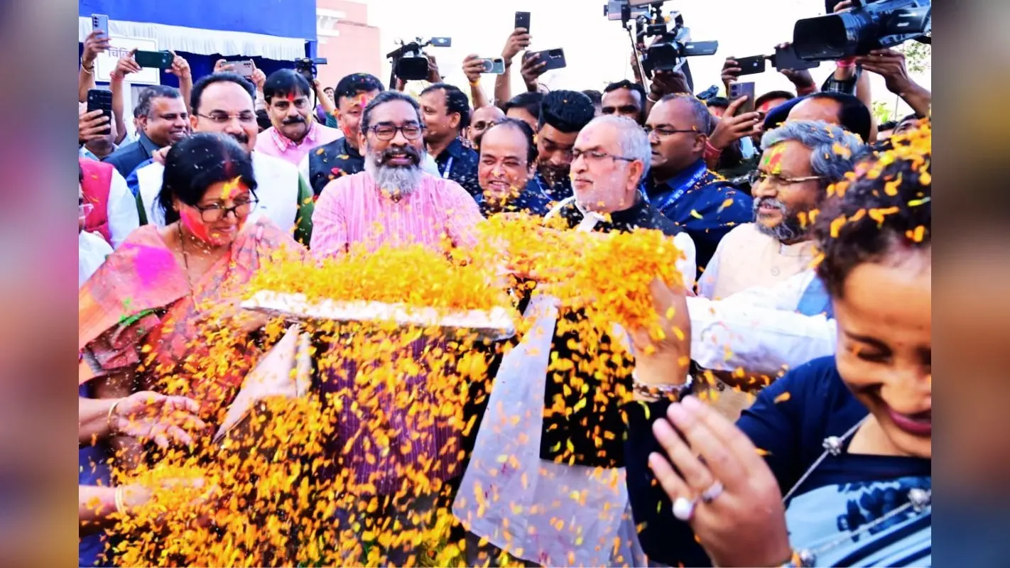 Holi 2025: झारखंड विधानसभा में हेमंत सोरेन ने खेली ऐसी होली, शरमायीं कल्पना सोरेन, देखें PHOTOS