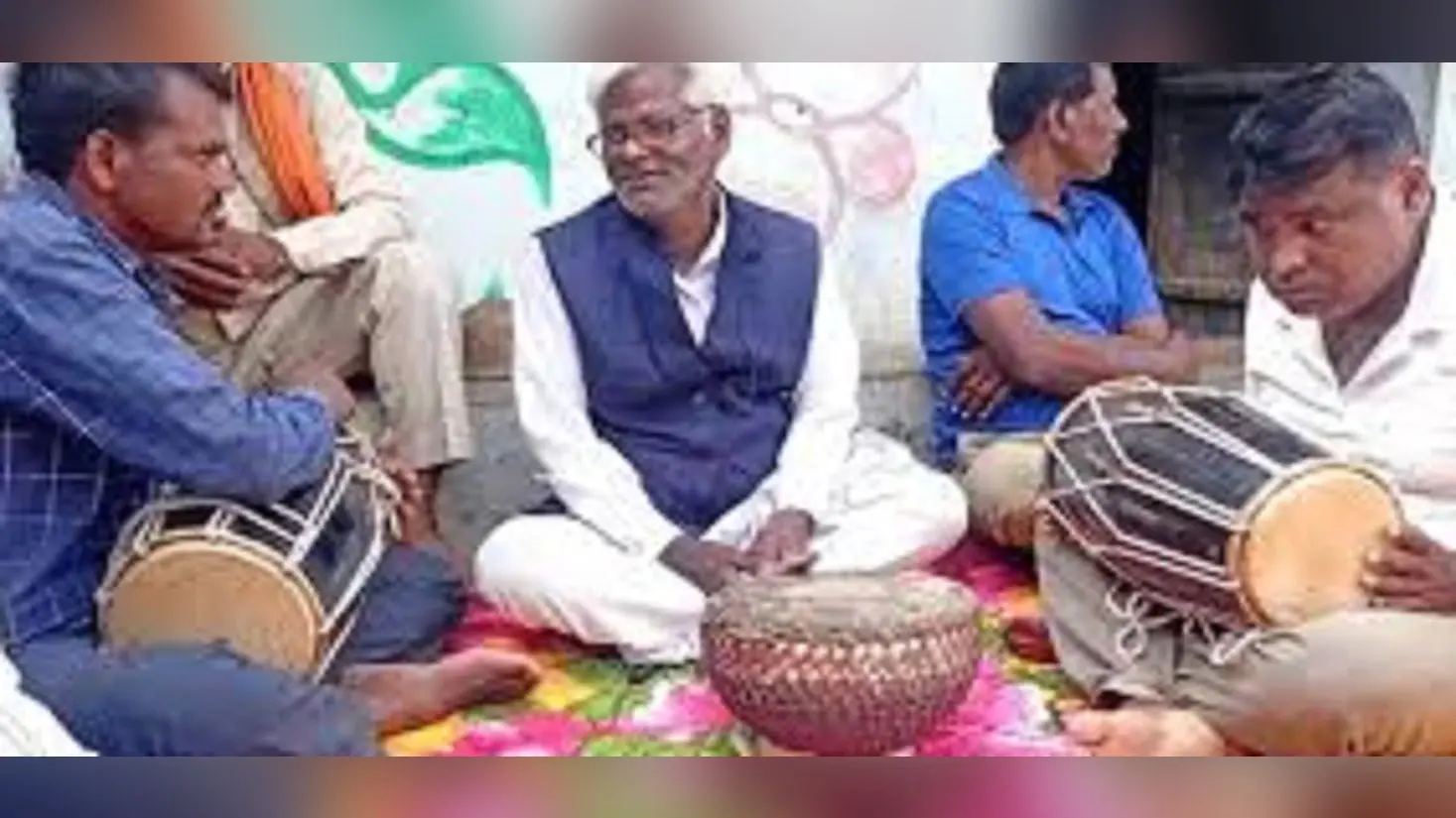Holi 2025: डीजे की कर्कश शोर में गुम हो गयी फाग, होली में फूहड़ गीतों पर ठुमके लगा रहे लोग