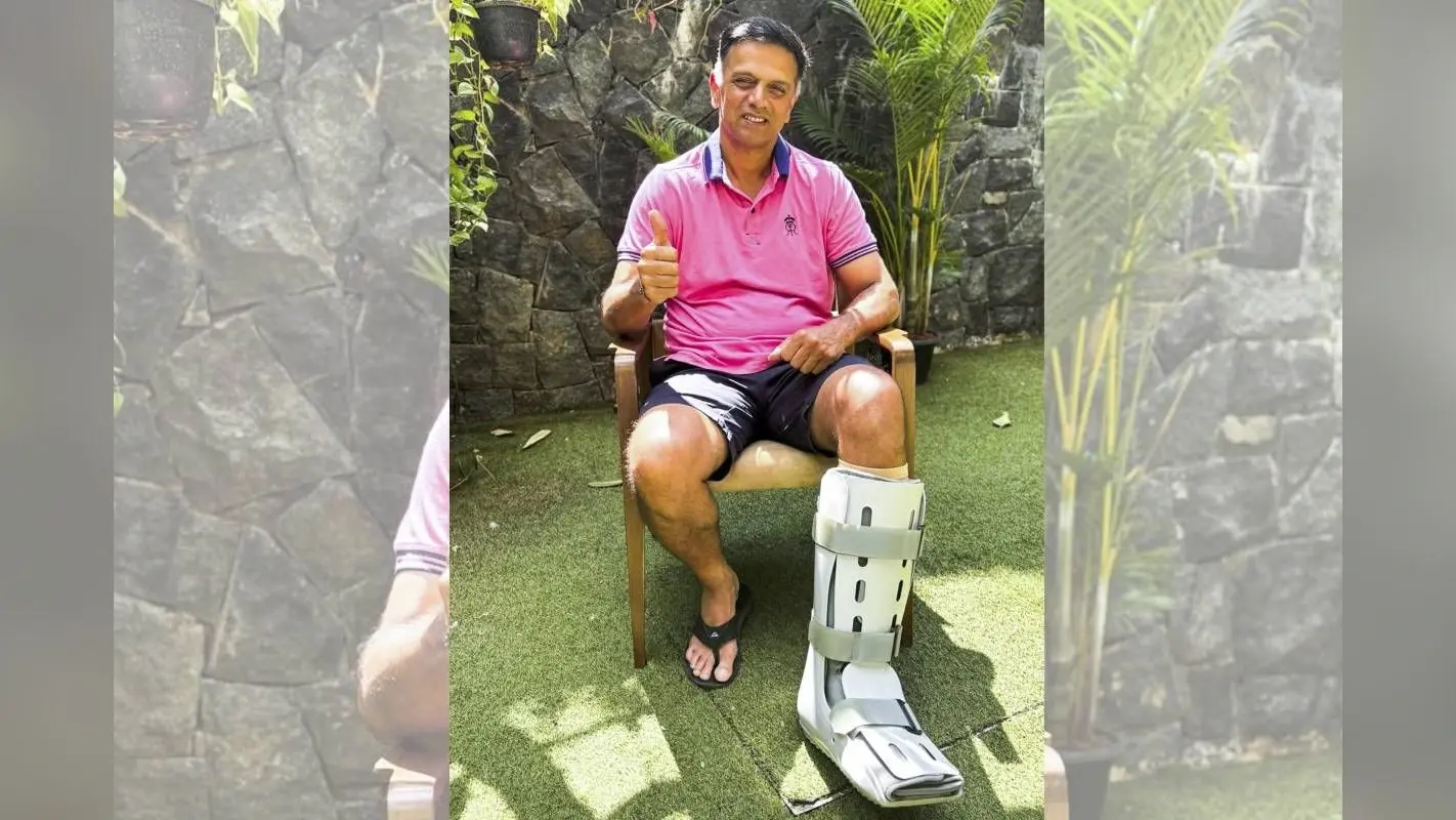पैरों पर प्लास्टर, हाथों में बैशाखी, टूटा पैर लेकर राजस्थान रॉयल्स के कैंप में पहुंचे द्रविड़, Watch Video