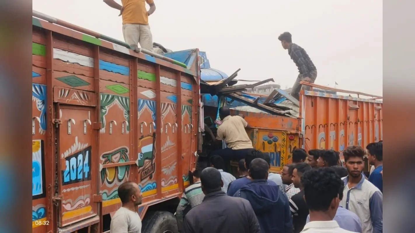 बिहार के किशनगंज में भीषण सड़क हादसा, तेज रफ्तार ट्रक की टक्कर से चालक की दर्दनाक मौत