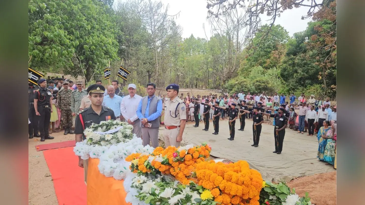 Video: लद्दाख में शहीद झारखंड के बेटे का पार्थिव शरीर तिरंगे में लिपटा देख रो पड़ा पूरा गांव, ऐसे दी अंतिम विदाई
