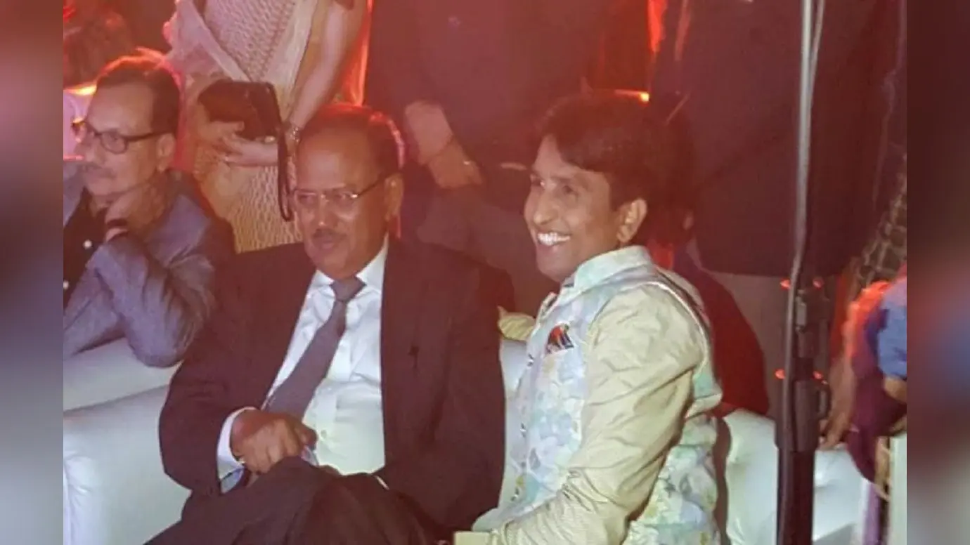 कुमार विश्वास का अजित डोभाल से है पुराना संबंध, बेटी के रिसेप्शन से पहले बर्थडे पार्टी में भी पहुंचे थे