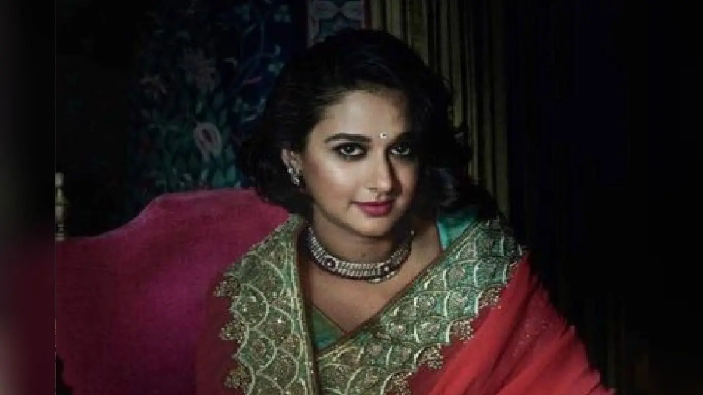 मुकेश अंबानी के एंटीलिया से भी भव्य महल में रहती हैं ये महिला, राजशाही ठाठ-बाट भी कम नहीं