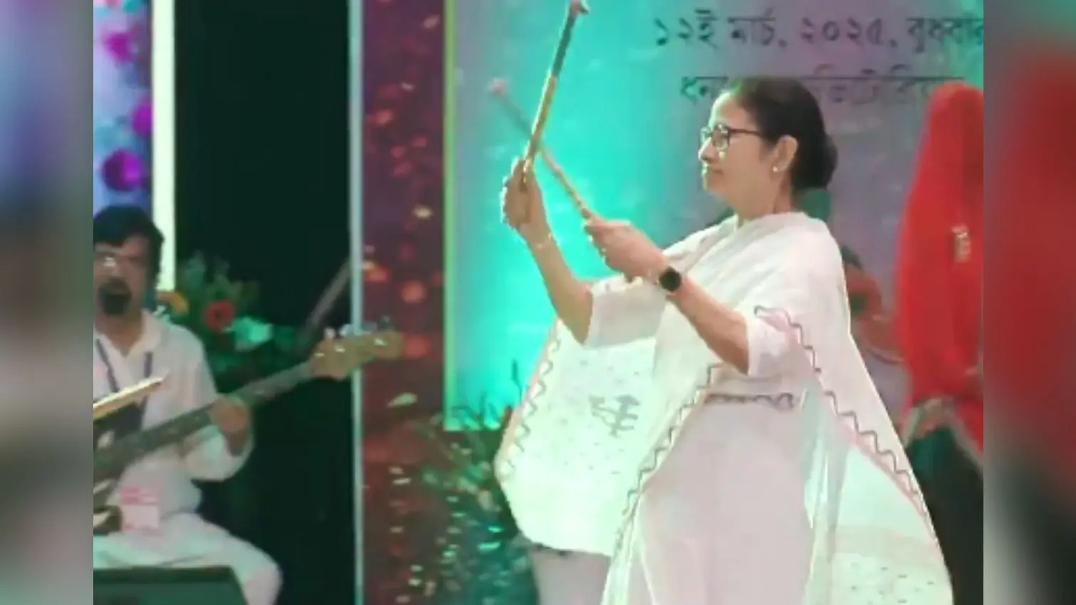 Video: ‘बोलो तारा रा रा’ गाने पर भांगड़ा… ममता बनर्जी का दिखा अनोखा अंदाज