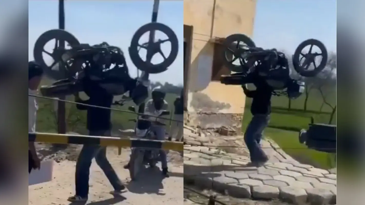 Viral Video: वाह रे इंसान! कंधे पर बाइक उठा रेलवे फाटक किया पार, देखें वीडियो