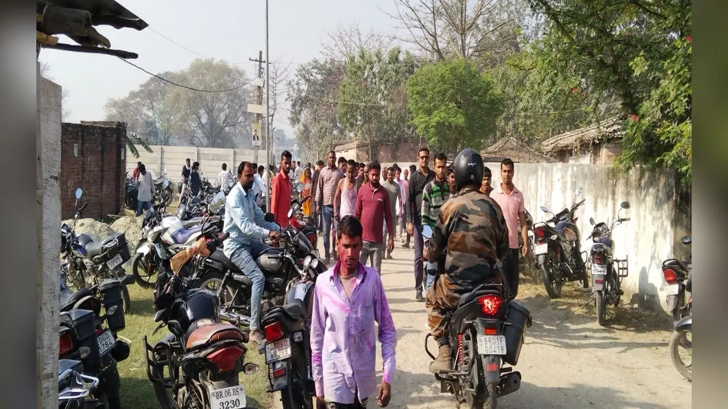 बिहार के पूर्��ी चंपारण में युवक की हत्या करके लाश को पेड़ से टांगा, ससुराल जाने के दौरान रास्ते में हुआ मर्डर