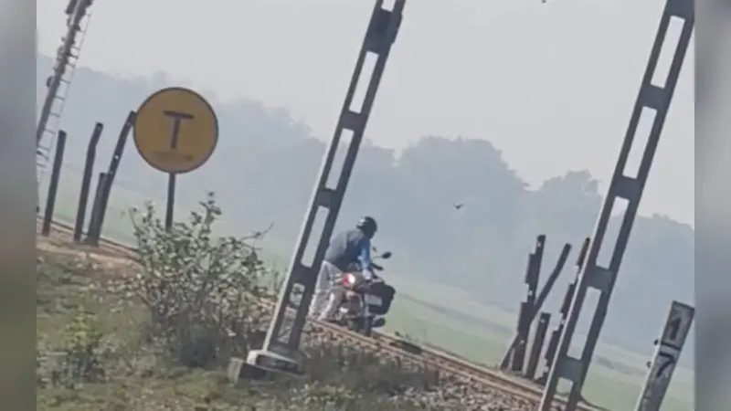 Video: रेल पटरी के बीच फंस गई बाइक, सामने से हॉर्न बजाते आ रही थी मिथिला एक्सप्रेस और…