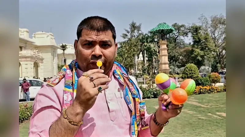 Video: बिहार विधानसभा में RJD विधायक का अनोखा विरोध, लॉलीपॉप-झुनझुना लेकर सरकार पर कसा तंज
