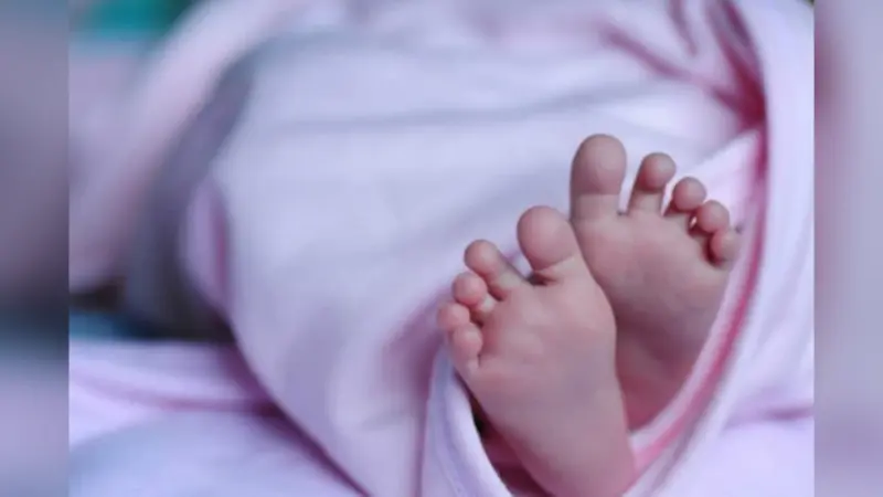 Video: चलती ट्रेन में अचानक थमने लगी सांसें, एक साल के बच्चे ने तोड़ा दम