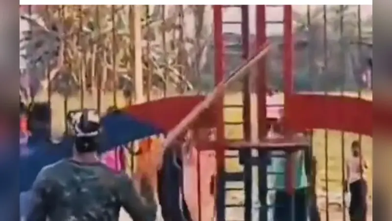 Video: बिहार में फिर पुलिस पर हमला, थाना की पास हुई पत्थरबाजी, बचाने के लिए खुद को किया बंद