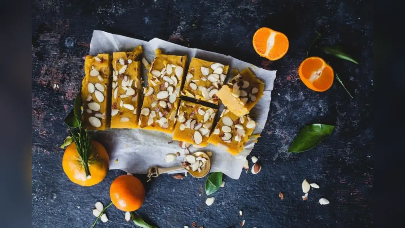 Orange Chocolate Barfi Recipe: बनाना चाहते हैं कुछ अलग तो ट्राई करें ये ऑरेंज चॉकलेट बर्फी