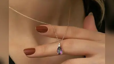 5 Latest Pendant Design: वीमेंस डे पर अपनी पार्टनर को गिफ्ट करें ये स्टाइलिश पेंडेंट