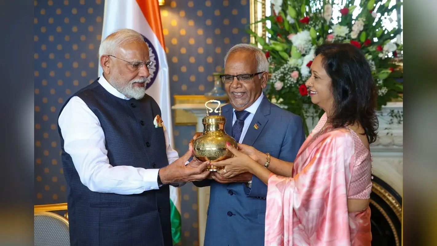 PM Modi Gift: पीएम मोदी ने मॉरीशस के राष्ट्रपति को भेंट किया संगम का जल और बिहार का सुपरफूड मखाना