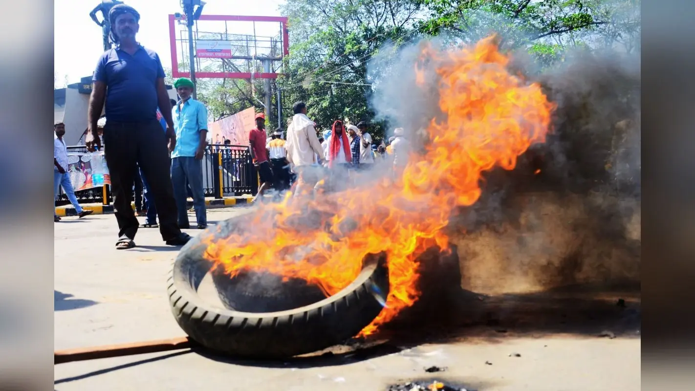 PHOTOS: ट्रक चालक की मौत के बाद गुस्साये लोगों ने टायर जलाकर किया प्रदर्शन, रोड जाम से बेहाल रहे लोग