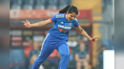 कपड़े की गेंद से खेलकर क्रिकेट की सनसनी बनने वाली रेणुका सिंह ठाकुर की कहानी, कैसे बनीं स्टार
