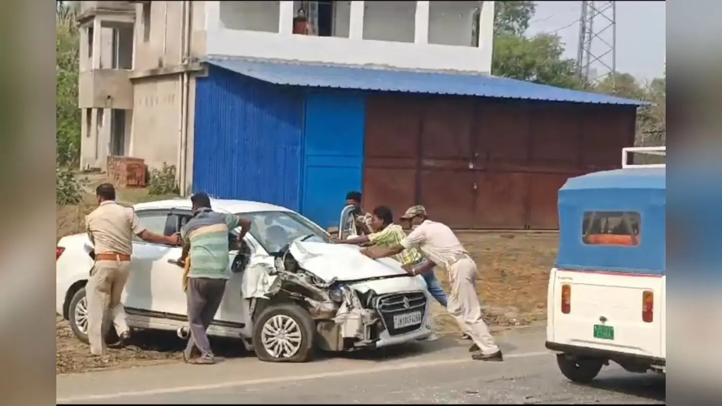 Video: देवघर में बीएड छात्राओं से भरे ऑटो को तेज रफ्तार कार ने मारी टक्कर, एक की मौत, पांच घायल