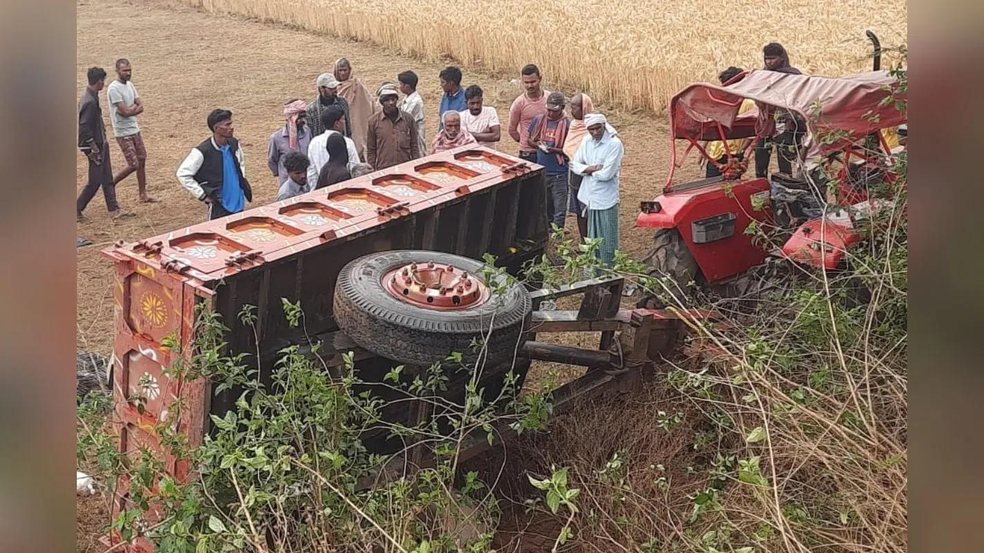 Road Accident In Dumka: दुमका में छड़ लदा ट्रैक्टर पलटने दो मजदूरों की मौत, ट्रैक्टर और छड़ जब्त