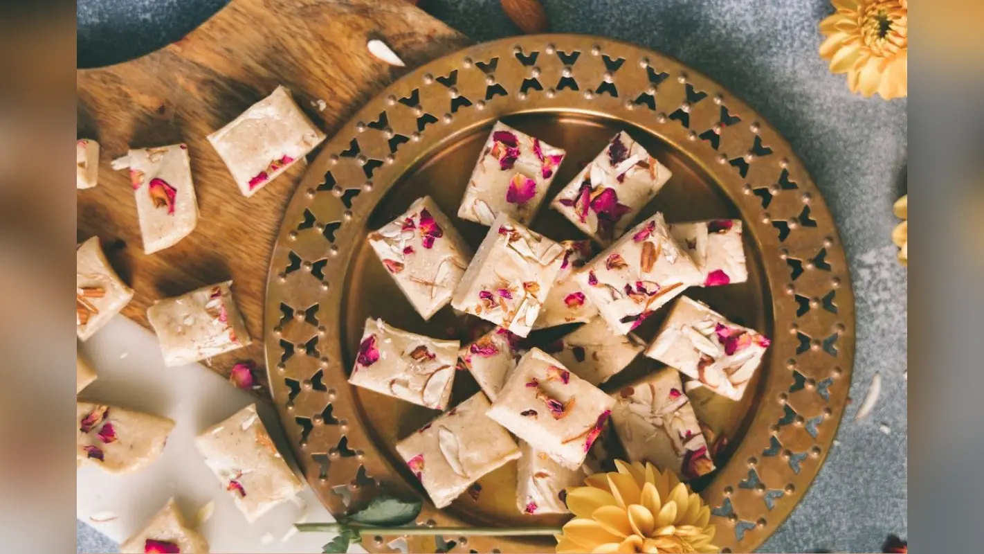 Rose Barfi Recipe: होली पर घर में बनाएं यह खास मिठाई गुलाब बर्फी