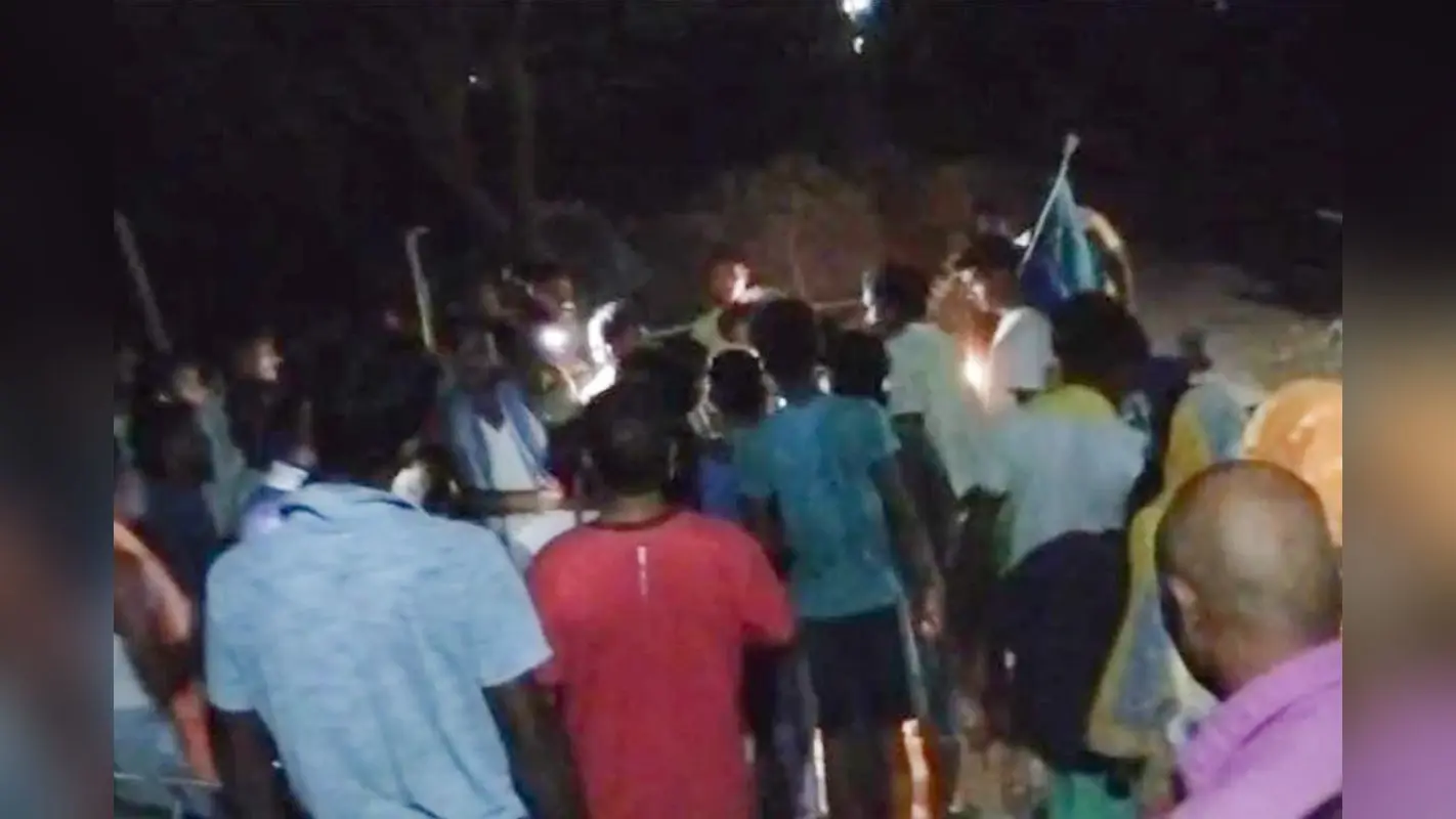 Sahibganj News: साहिबगंज में रात के अंधेरे में प्रेमी को प्रेमिका से मिलना पड़ा भारी, ग्रामीणों ने जमकर पीटा