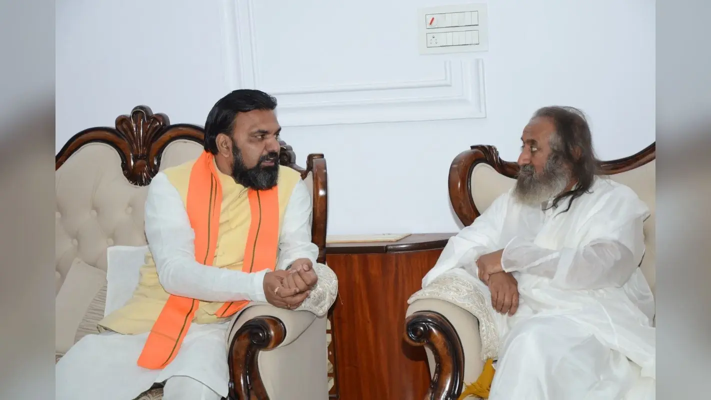 पटना पहुंचे आध्यात्मिक गुरु रविशंकर ने डिप्टी सीएम से की मुलाकात, कहा- बिहार अब पिछड़ा राज्य…