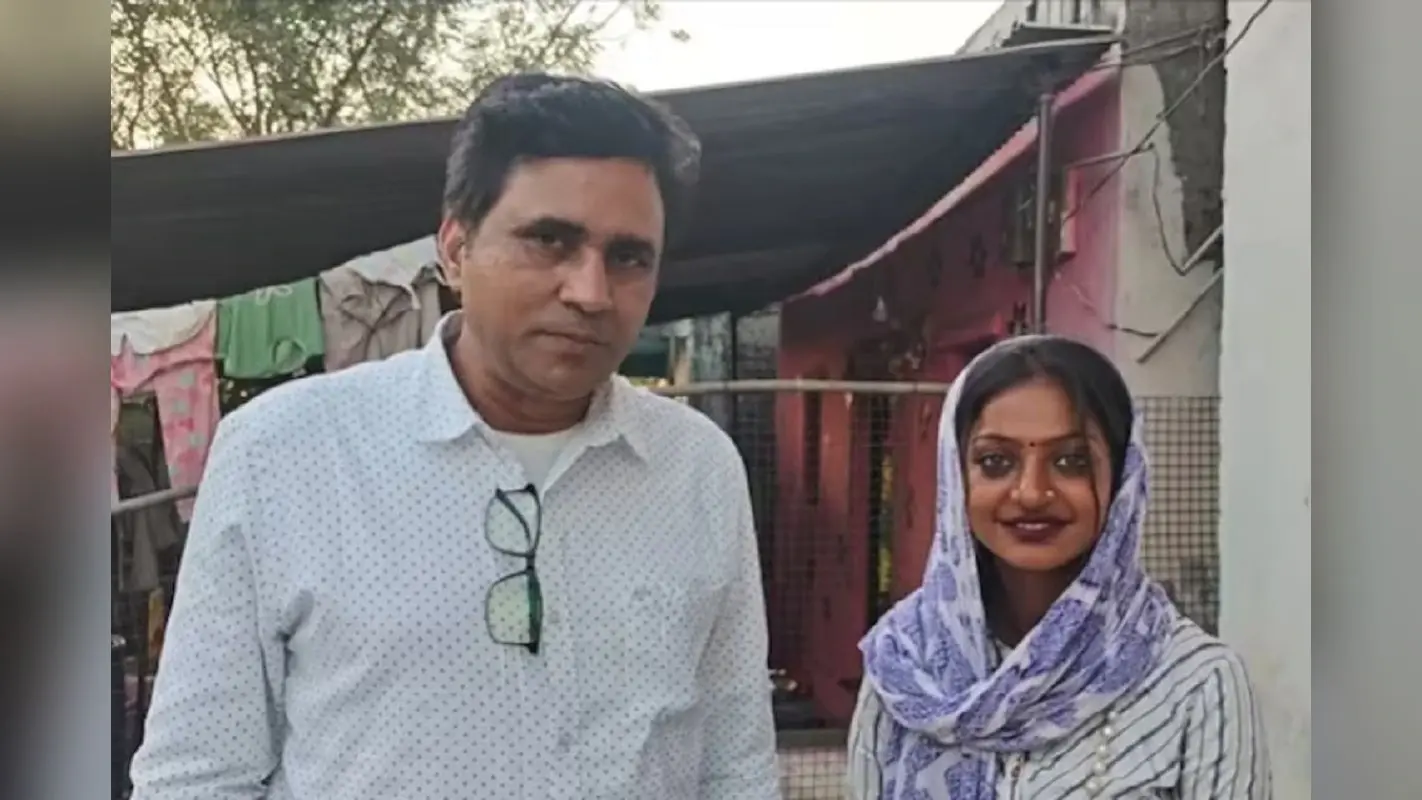 वायरल गर्ल मोनालिसा को फिल्म ऑफर देने वाले डायरेक्टर सनोज मिश्रा की संपत्ति कितनी?