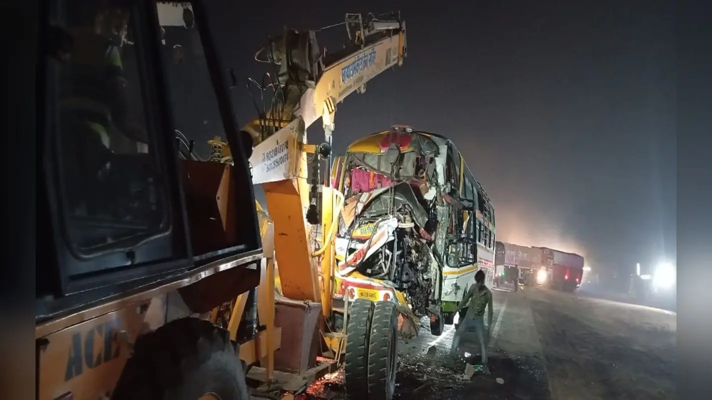 बिहार के सासाराम में बांग्लादेश के तीर्थयात्रियों की बस ने ट्रक में मारी टक्कर, दर्जन भर से अधिक लोग जख्मी