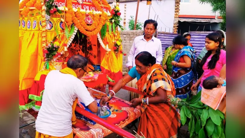 Video: दोले तू दोल गोविंदम… से गूंजा सरायकेला, भक्तों संग राधा-कृष्ण ने खेली होली