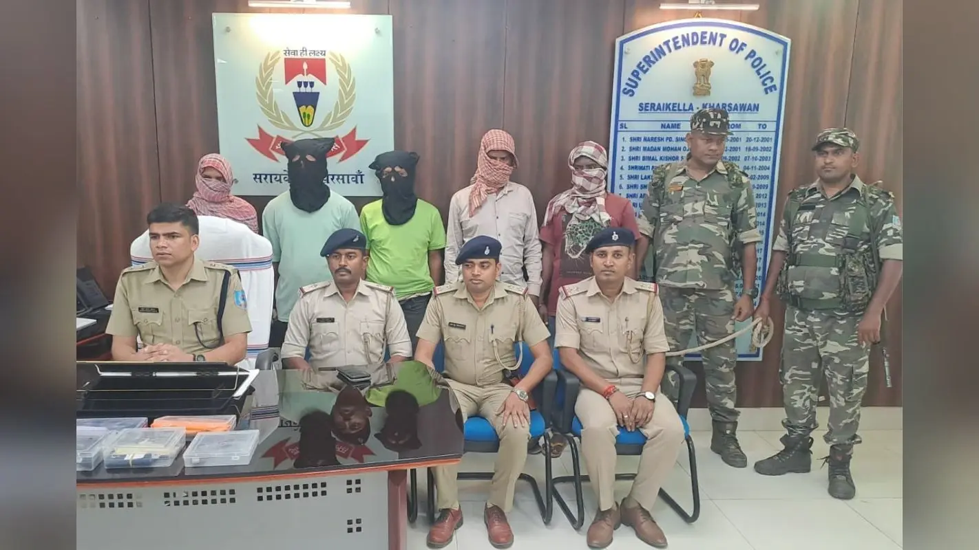 Crime News: झारखंड में देसी कट्टे के साथ 5 अपराधी अरेस्ट, नक्सलियों के नाम पर रेलवे ठेकेदार से मांगते थे लेवी