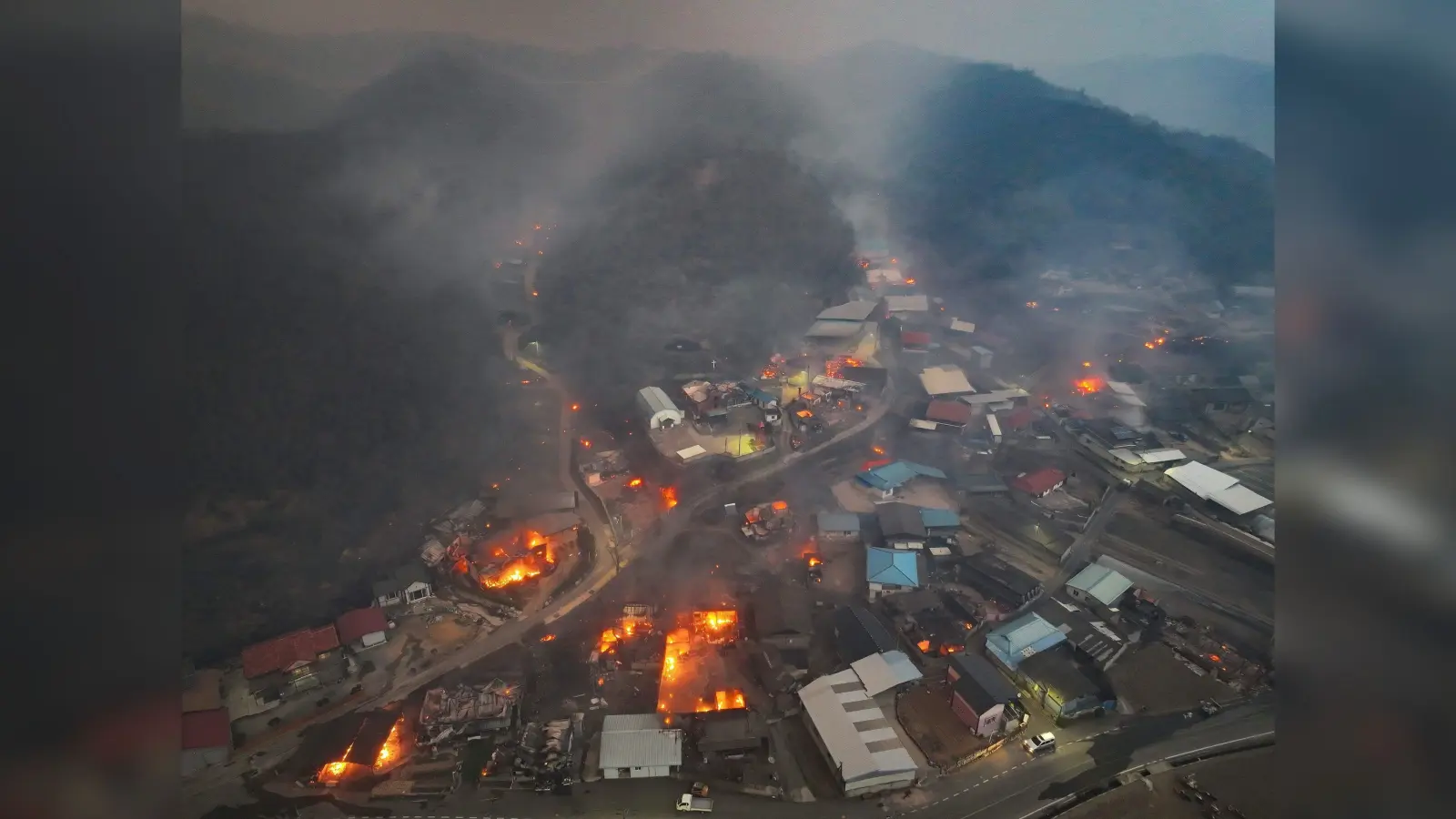 South Korea Fire: दक्षिण कोरिया के जंगल में लगी भीषण आग में 24 लोगों की मौत, 1300 साल पुराना बौद्ध मठ राख