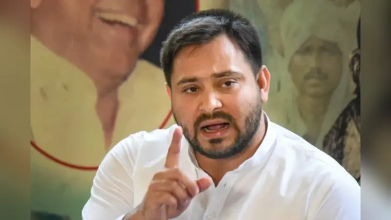 Video: बैनर-पोस्टर लिए धरने पर बैठे तेजस्वी यादव, आरक्षण के जरिए सरकार को घेरने की कोशिश