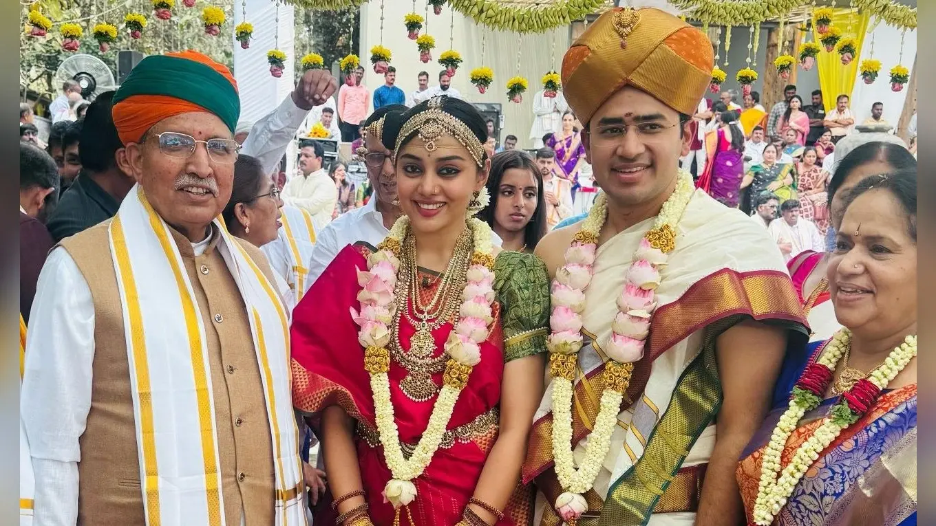 Tejasvi Surya: बीजेपी सांसद तेजस्वी सूर्या ने मशहूर सिंगर शिवश्री से की शादी, बेंगलुरु में 9 को रिसेप्शन