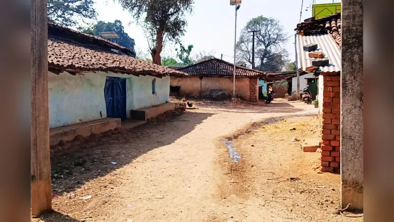 तेलंगाना टनल में फंसे संतोष साहू के गांव से ग्राउंड रिपोर्ट : पत्नी बोली- उनके सिवा कमाने वाला कोई नहीं