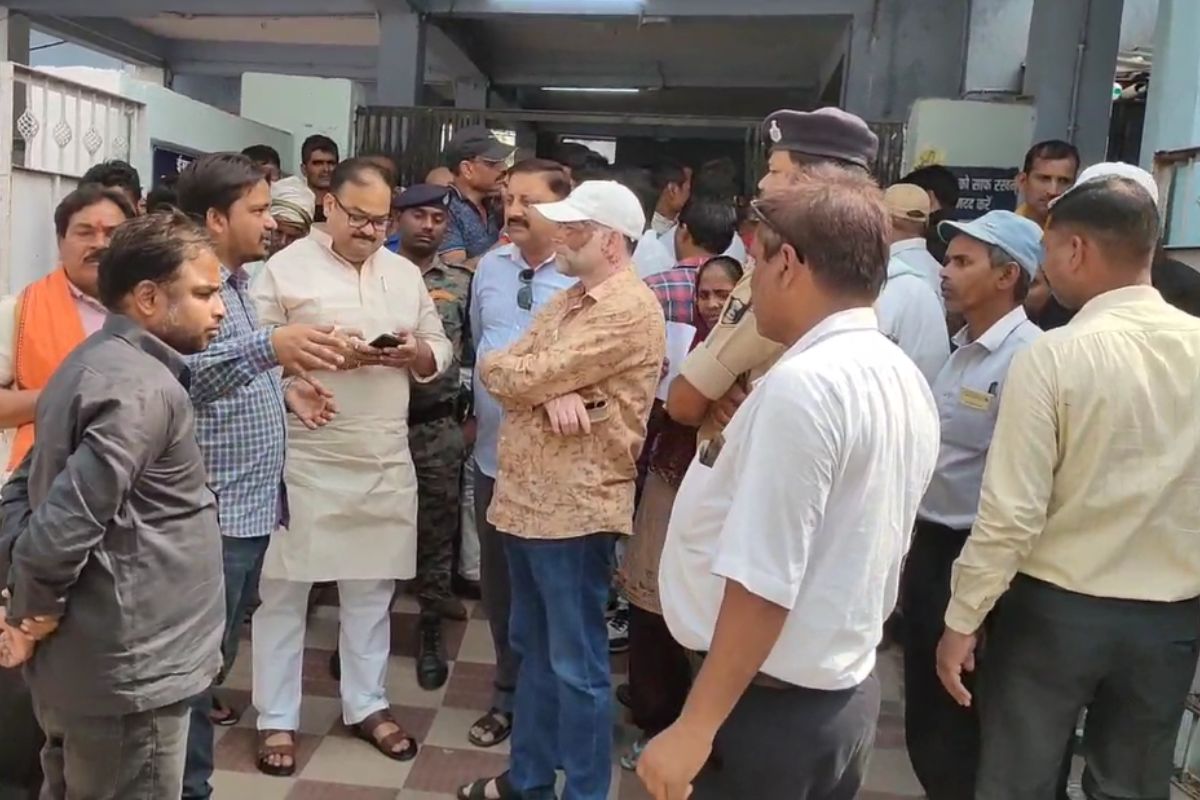 Video: हाजीपुर में ट्रक और कार की जोरदार टक्कर, अधिवक्ता समेत तीन लोगों की दर्दनाक मौत