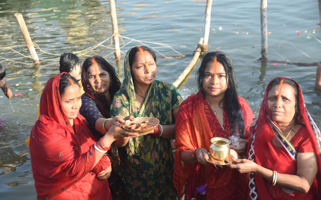 Chhath Puja 2025: नहाय-खाय के साथ शुरू हुआ सूर्योपासना का महापर्व, खरना आज, जानें अर्घ्य देने का शुभ मुहूर्त