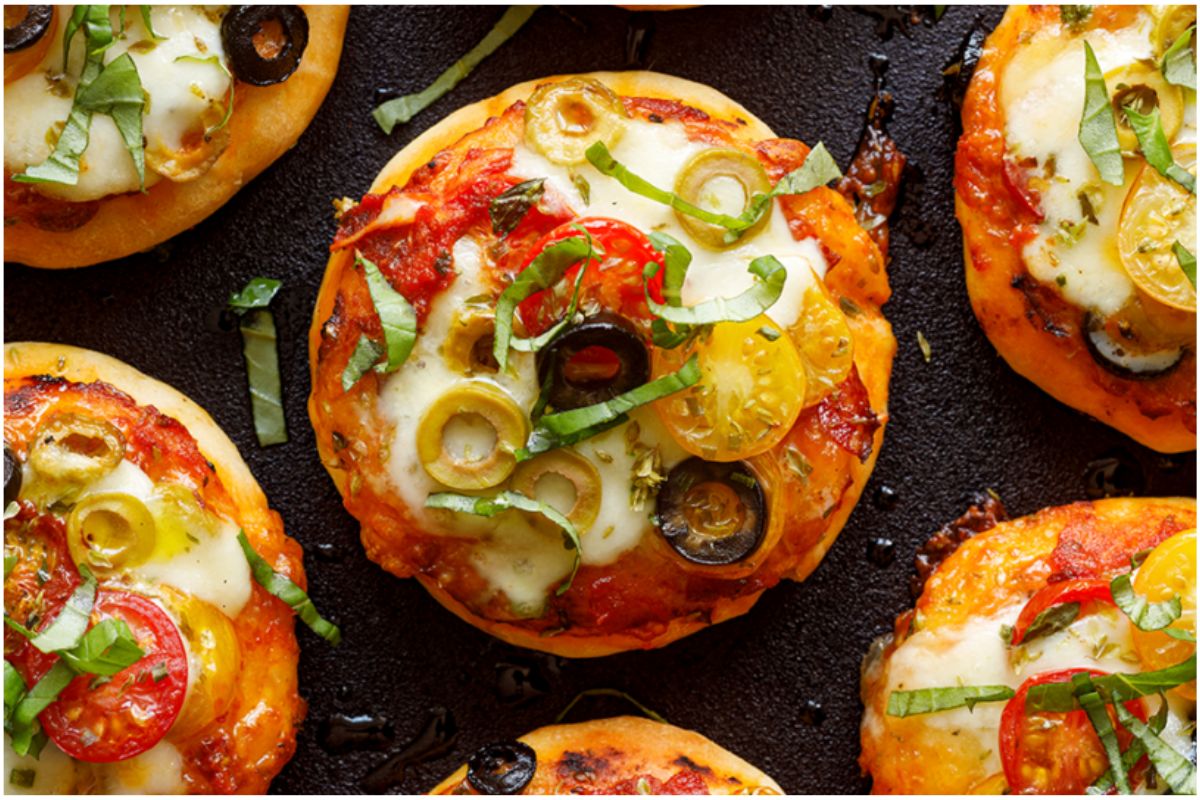 Pizza Dhokla Recipe: बोरिंग नाश्ते को कहें बाय-बाय, ट्राय करें पिज्जा ढोकला