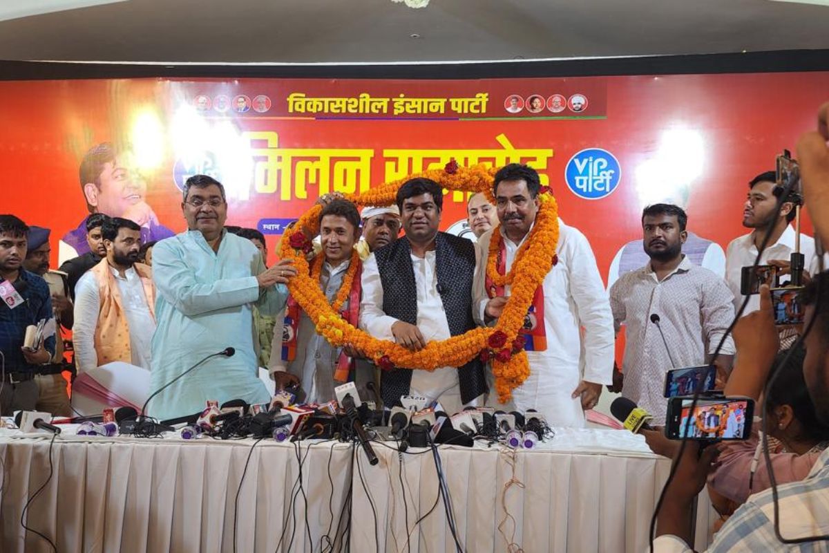 Bihar Politics : शिवदीप लांडे के बाद एक और IPS ने बिहार की राजनीति में मारी एंट्री, थामा इस पार्टी का हाथ