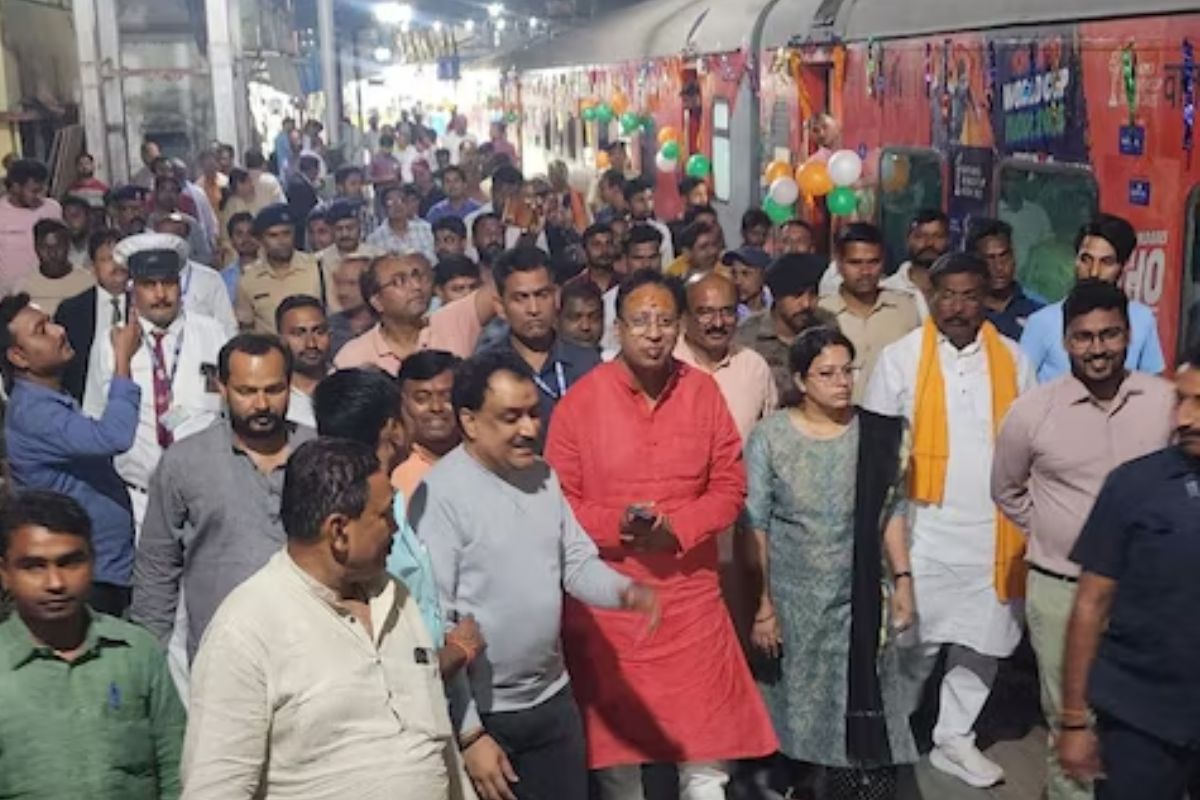 ट्रेन को हरी झंडी दिखाने पहुंचे सांसद संजय जायसवाल