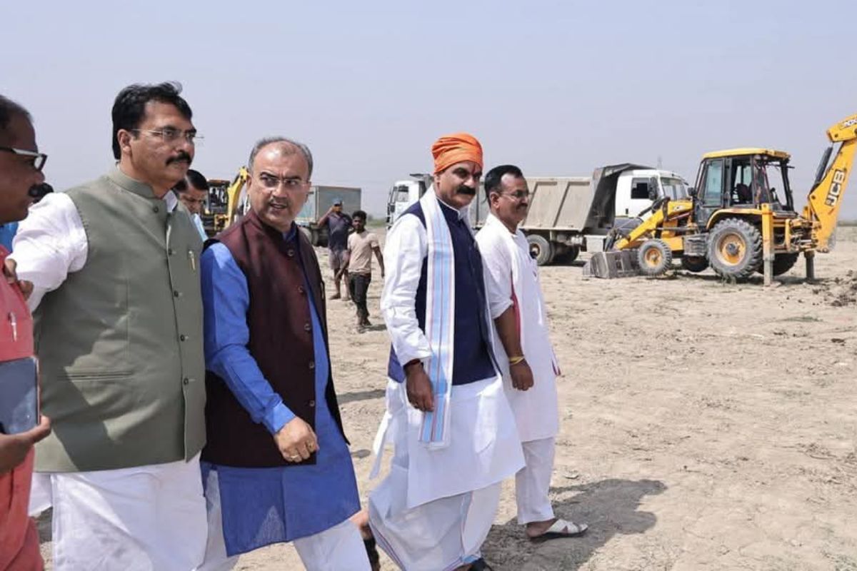 काम का मुआवना करते मंत्री मंगल पांडे और संजय सरावगी