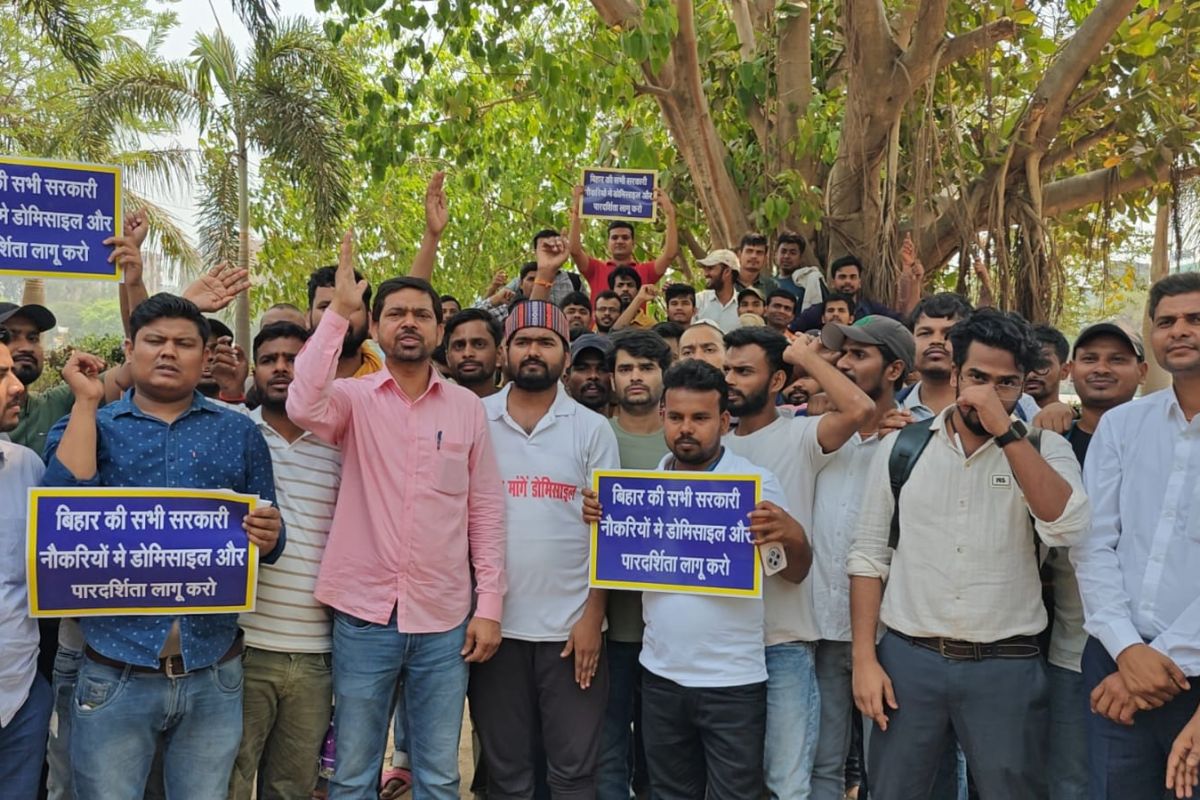 डोमिसाइल की मांग को लेकर धरना प्रदर्शन करते छात्र