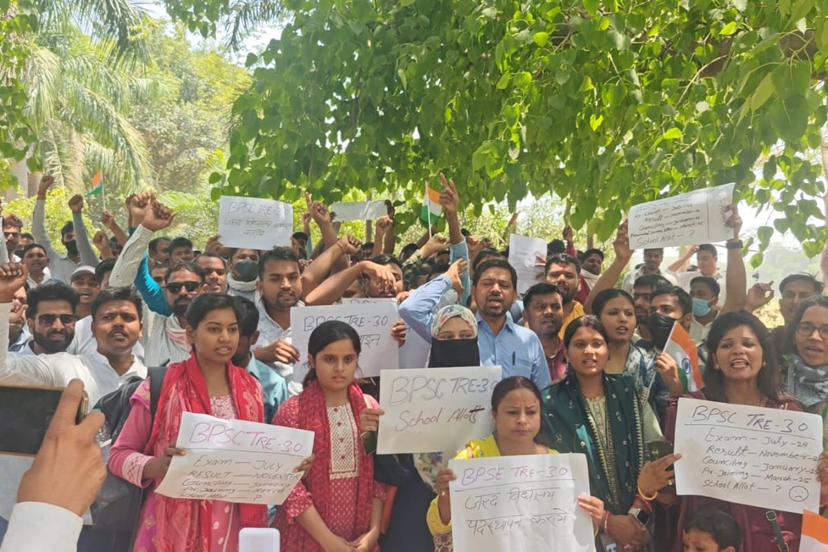 ज्वाइनिंग की मांग को लेकर प्रदर्शन करते शिक्षक