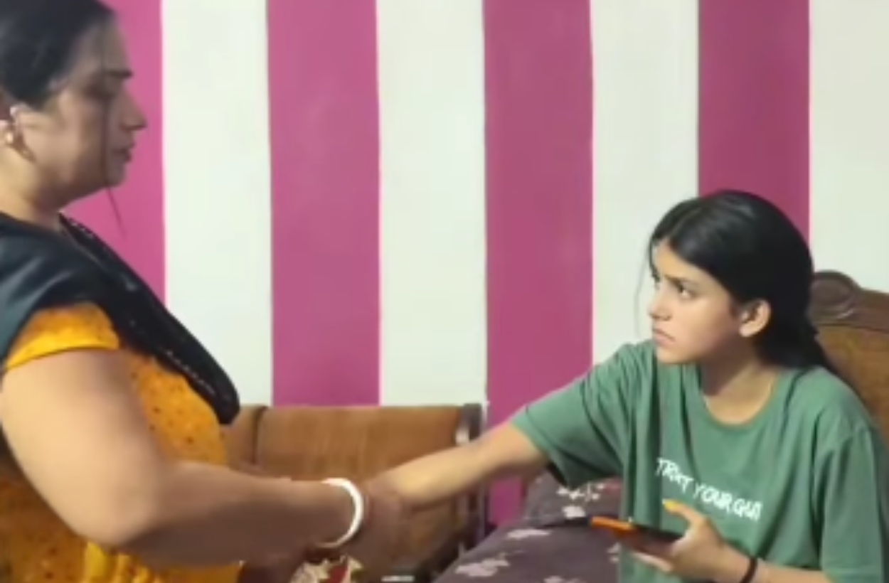 Viral Video: बॉयफ्रेंड संग बात करते मां ने पकड़ा, दे दी ऐसी सजा… नहीं रोक पाएंगे हंसी