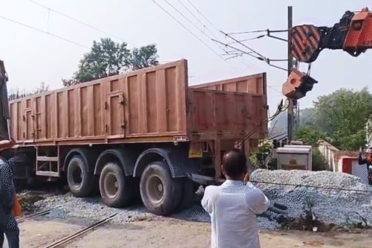 रेलवे फाटक तोड़ ट्रैक पर फंसा ट्रक, बिहार के छपरा में तीन घंटे तक रुकी रहीं ट्रेनें