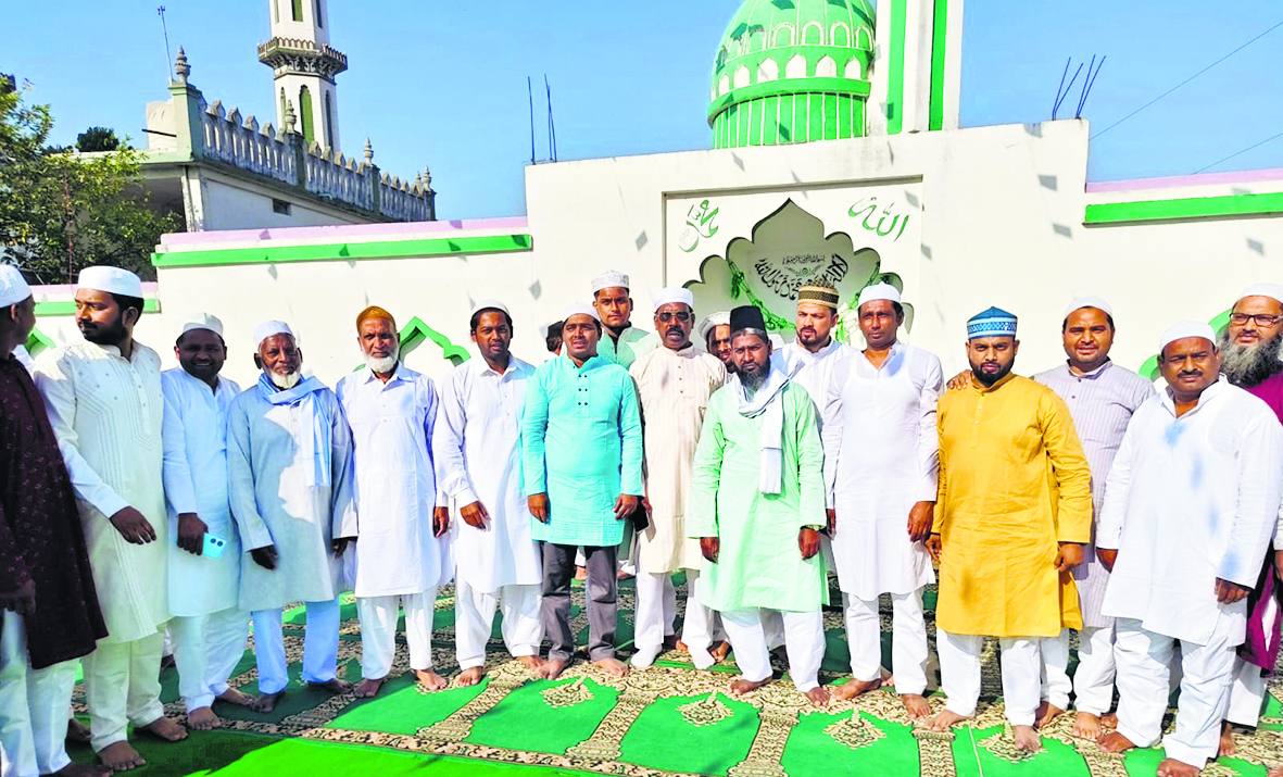 Gopalganj News : अमन-चैन की दुआ मांग अकीदतमंदों ने मनायी ईद, जश्न में डूबे रहे शहर से लेकर गांव तक