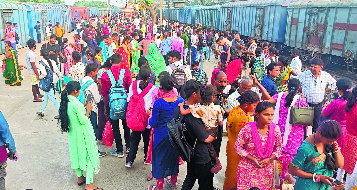 रेलवे स्टेशन पर सुविधाओं के लिए तरस रहे यात्री