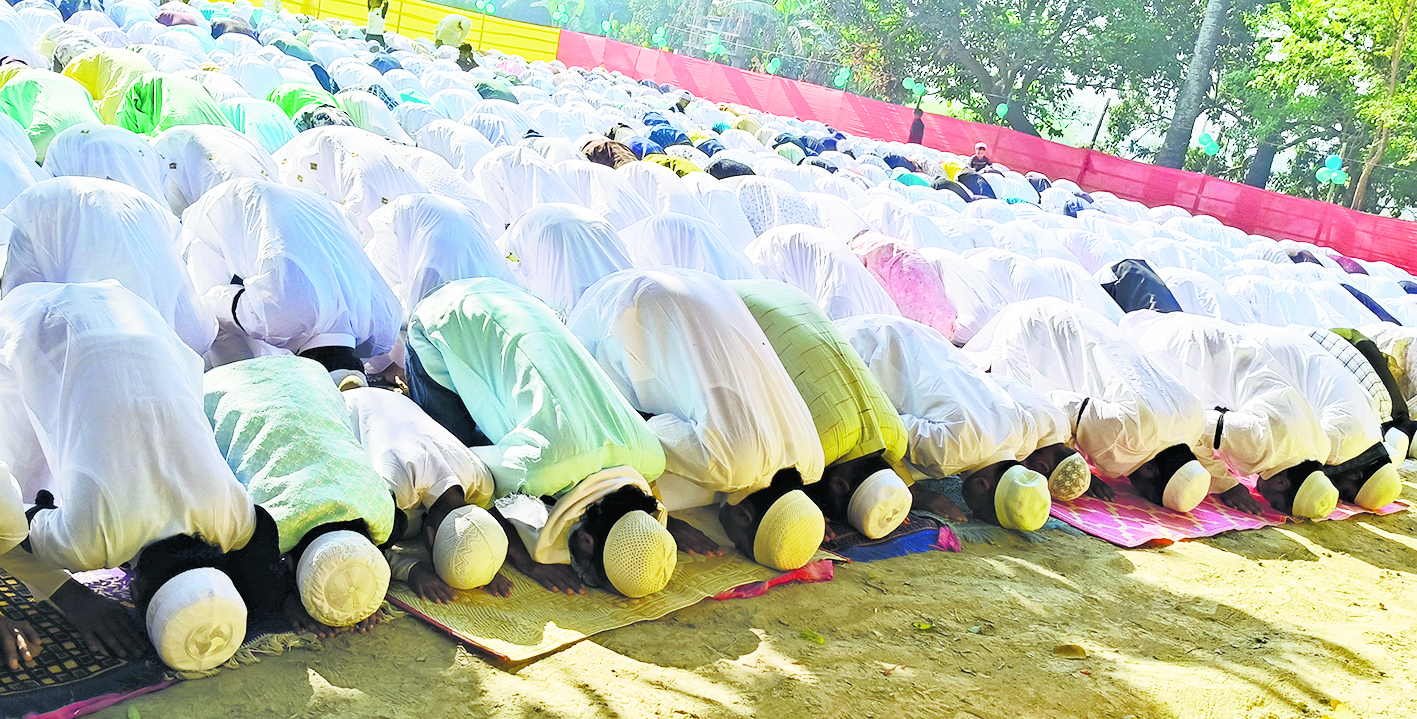 कड़ी सुरक्षा के बीच गांधी स्टेडियम में ईद की हुई नमाज, खुशहाली के लिए उठे सैकड़ों हाथ