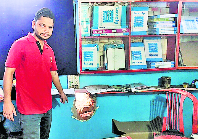 Dhanbad News : केंदुआ में दुकान की दीवार काट 35 हजार की संपत्ति ले गये चोर